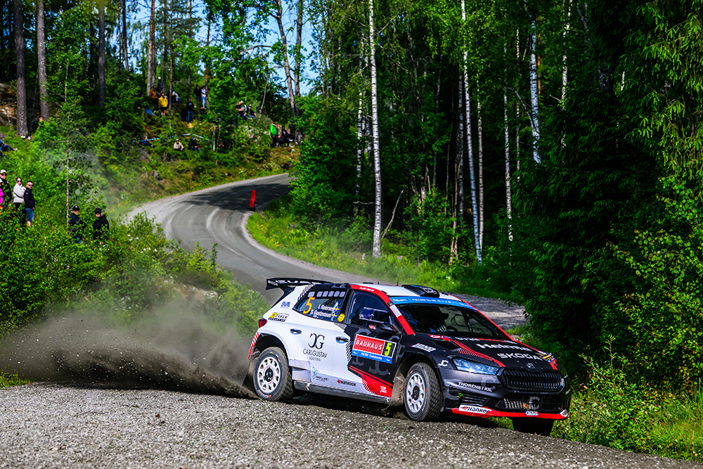 Bil som kör rally em.